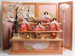ピンクを主体とした三段飾りの雛人形です。
