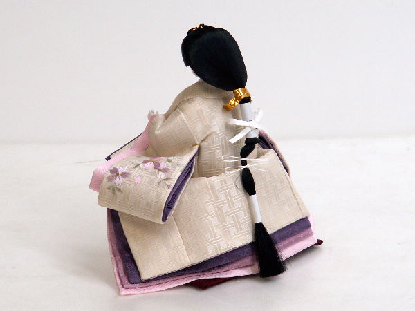 上品な紫のグラデーションと桜の刺繍が特徴の雛人形赤塗り三段飾り
