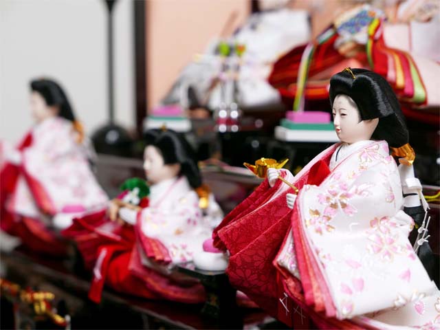 淡い淡いピンクと白衣装が美しい雛人形枝垂桜茶塗り三段収納飾り