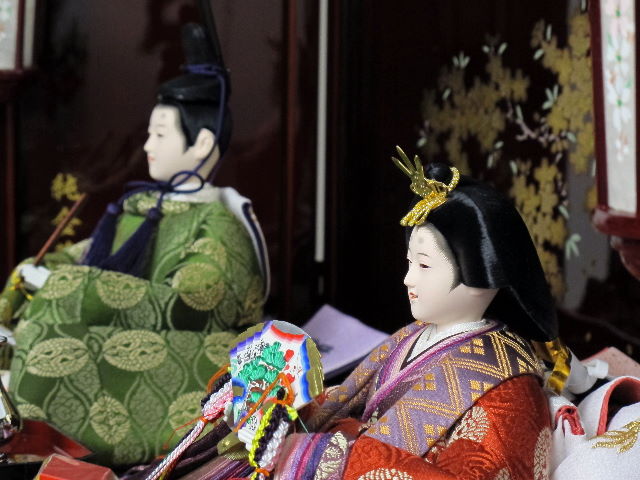 古典的な丸の鶴文様雛人形研ぎ出し茶塗り三段飾り