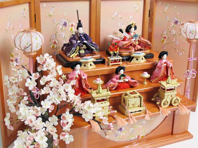 赤と紫衣装のなでしこ柄雛人形を小さくしまって大きく飾る収納式三段桜飾り