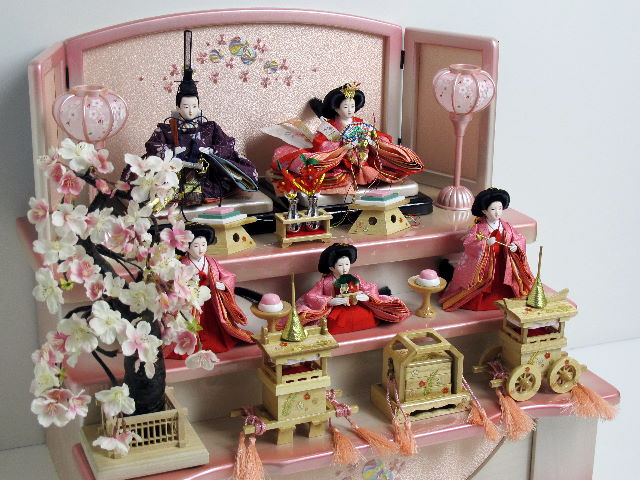赤と紫衣装のなでしこ柄ひな人形枝垂桜三段収納飾り