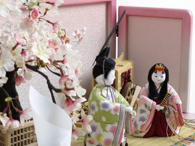 明るくかわいいピンク衣装の木目込み人形立ち雛収納飾り