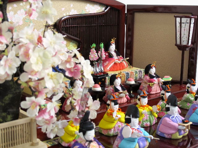ふっくら丸顔のかわいい木目込み人形が揃った並べる楽しさ満点の古都桜十五人飾り