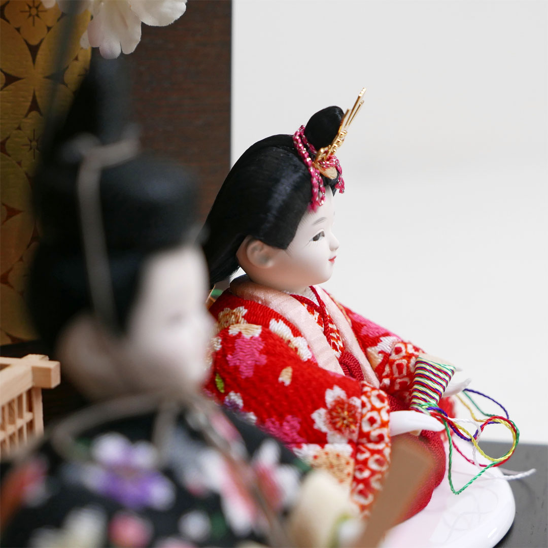 赤黒桜花柄縮緬と絞り衣装の木目込み人形七宝蒔絵木目屏風親王飾り