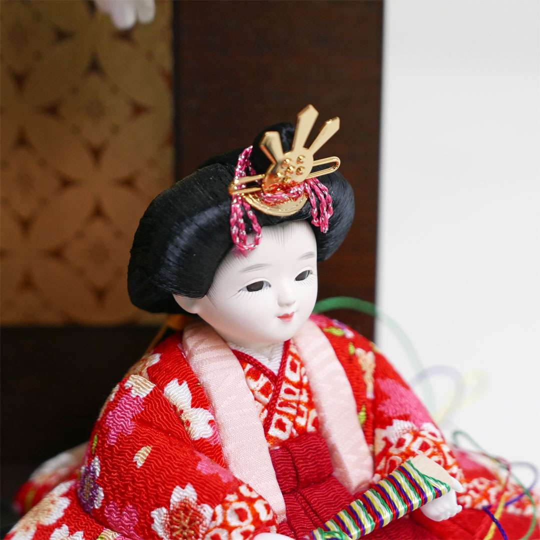 赤黒桜花柄縮緬と絞り衣装の木目込み人形七宝蒔絵木目屏風親王飾り