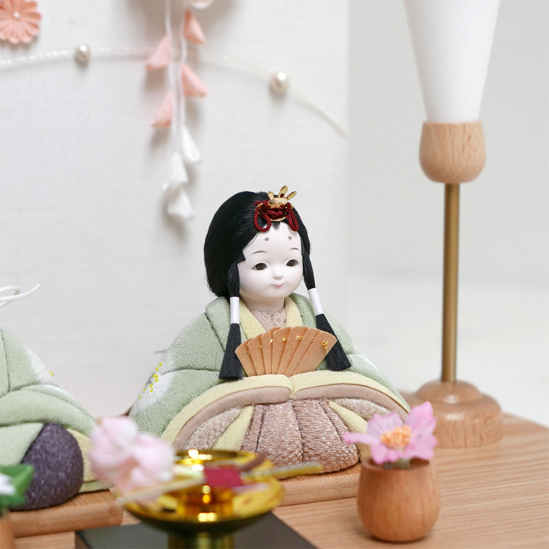人気のハーブ、カモミールで染めた衣装の木目込み人形白桃衝立飾り