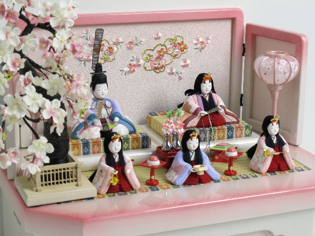 春らしく桜をイメージした衣装の木目込み五人揃いぼかしピンク収納桜飾り