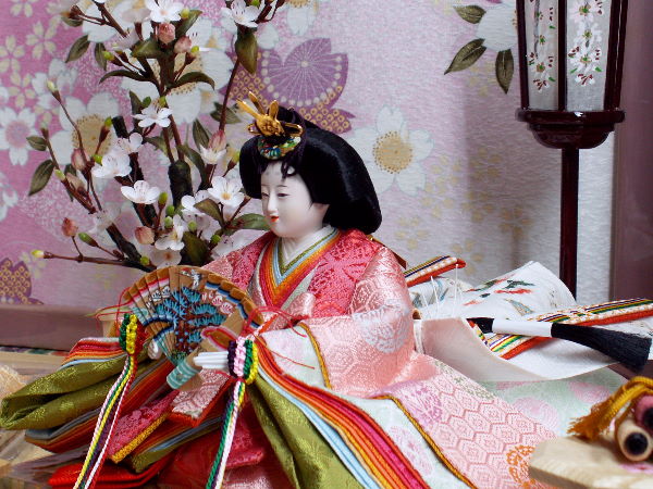 華やかな有職雛人形の明るく可愛い引き出し式収納雛人形親王飾り