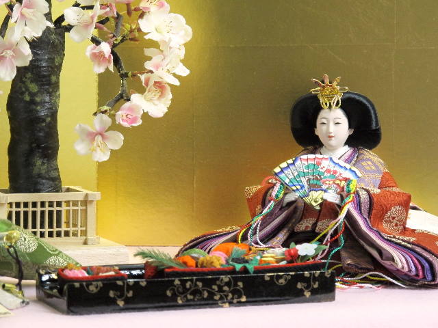 丸の鶴を衣装に織り込んだ小さい雛人形コンパクト収納式親王飾り