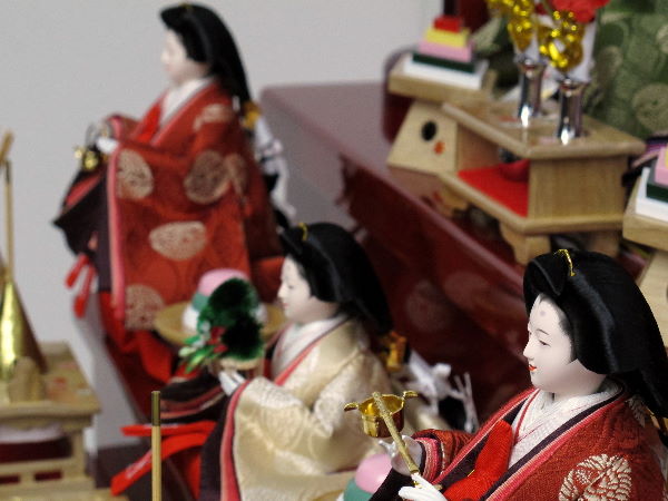 古典的な丸の鶴文様を織り込んだ衣装の雛人形収納三段飾り