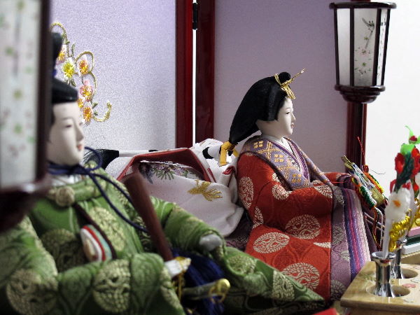 古典的な丸の鶴文様を織り込んだ衣装の雛人形収納三段飾り