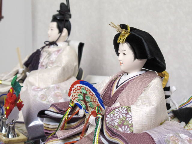 上品な紫のグラデーションと桜の刺繍が特徴の雛人形収納毛氈三段飾り