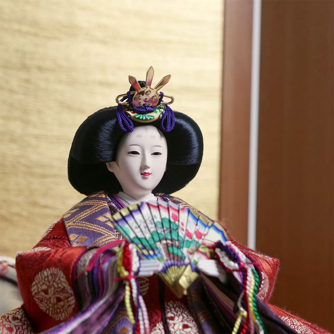 望月龍翠作 丸の鶴を衣装に織り込んだ雛人形刺繍金屏風木目収納飾り