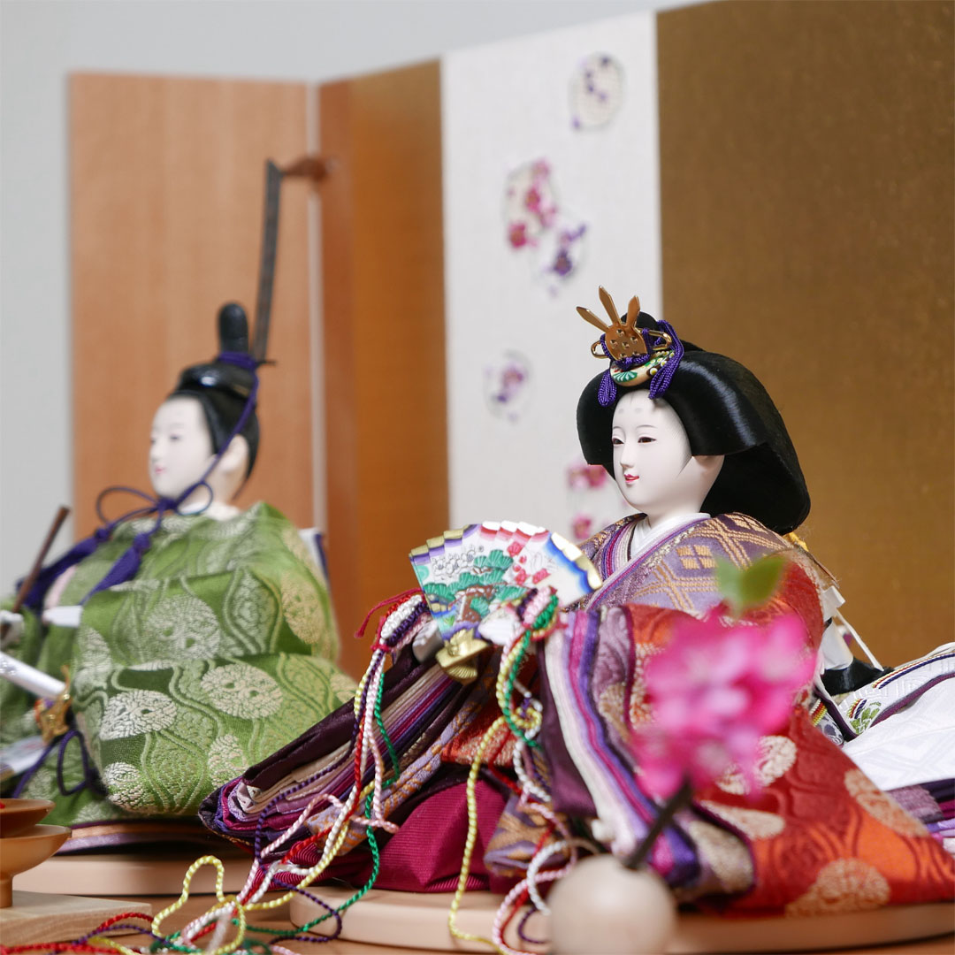 望月龍翠作 丸の鶴を衣装に織り込んだ雛人形刺繍金屏風木目収納飾り