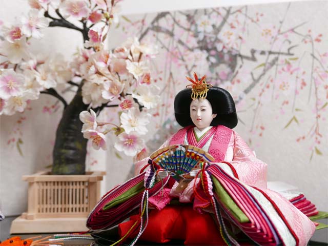 現代的な色づかいで古典文様を表現した衣装の雛人形手描き桜屏風桜親王飾り