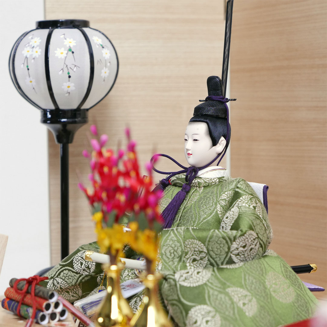 古典的な文様、丸の鶴を衣装に織り込んだ雛人形ナチュラル木目屏風桃花親王飾り