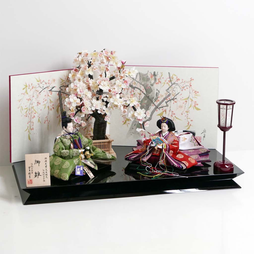 古典的な文様、丸の鶴を衣装に織り込んだ雛人形手描き桜屏風大桜親王飾り