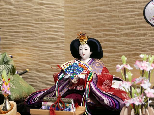 丸の鶴を衣装に織り込んだ雛人形絹金包み屏風巻物親王飾り