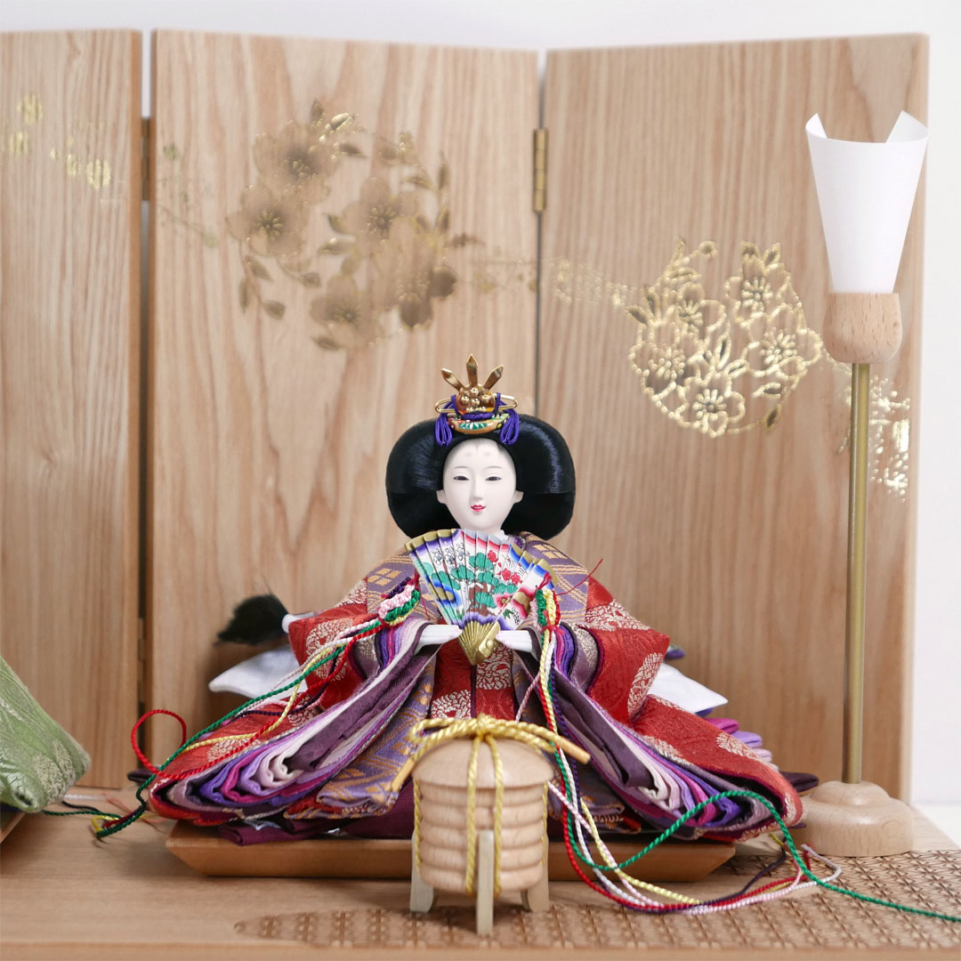 丸の鶴を衣装に織り込んだ雛人形麻の葉模様親王飾り