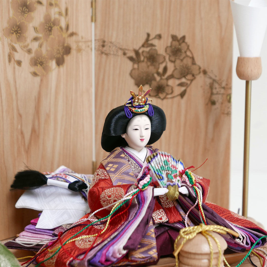 丸の鶴を衣装に織り込んだ雛人形麻の葉模様親王飾り