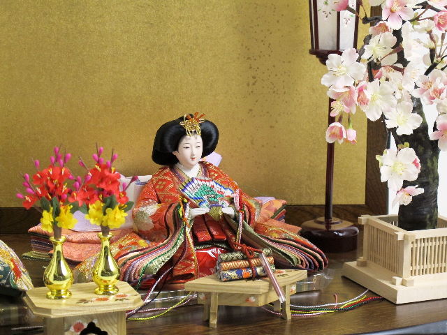 華やかな鳳凰の刺繍が特徴の雛人形の桜親王飾り