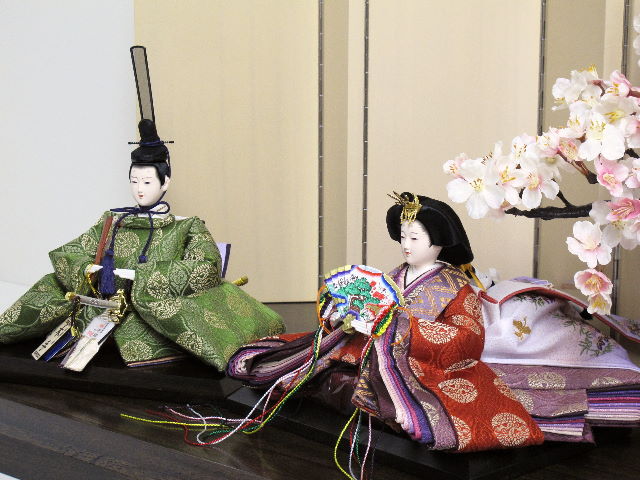 古典的な文様、丸の鶴を衣装に織り込んだ雛人形の創作桜飾り