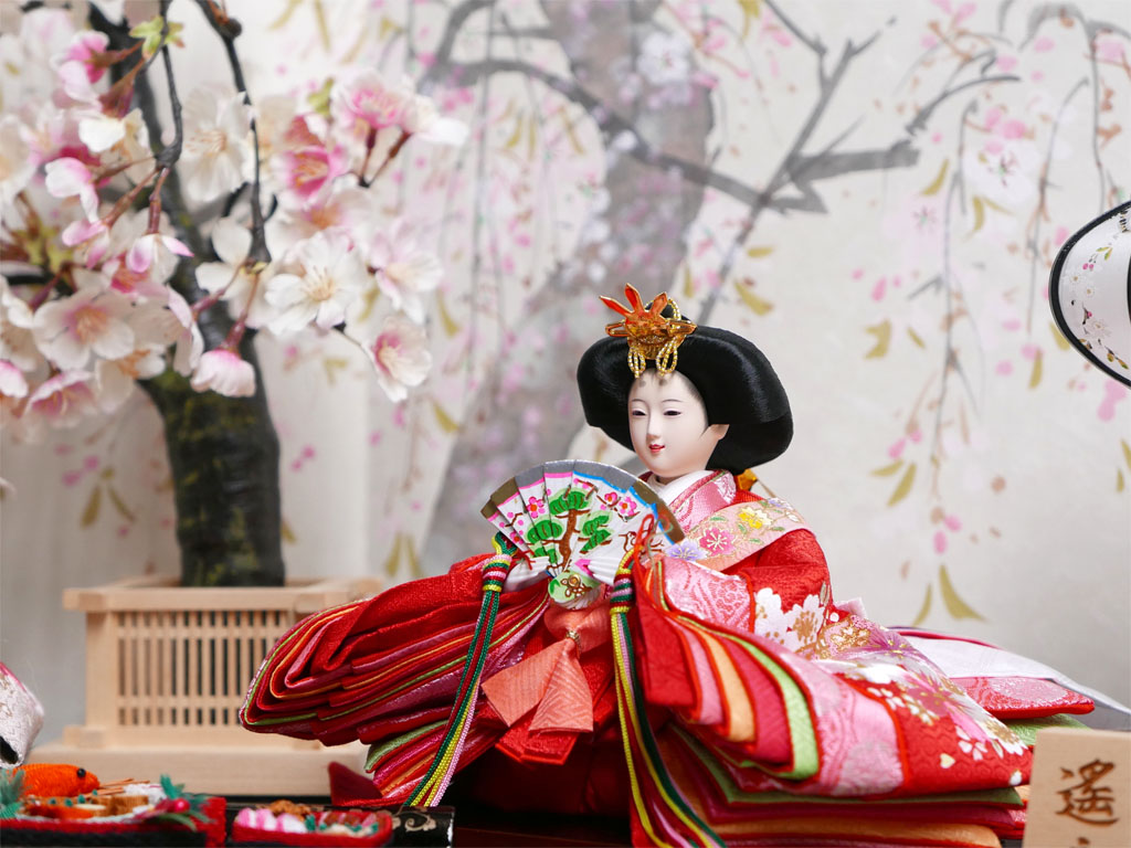 赤の衣装に桜の刺繍の入った品のある雛人形手描き桜屏風桜親王飾り