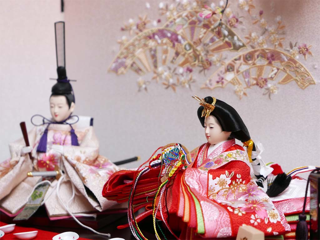 赤の衣装に桜の刺繍の入った品のある雛人形貝合せ刺繍桜親王飾り