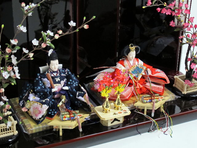 桜刺繍が豪華な赤い雛人形溜塗り紅白梅平飾り