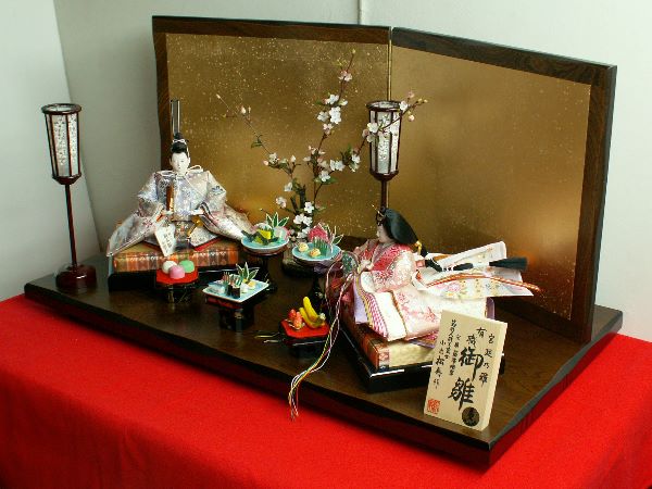 松寿工房の一味違う淡い色遣いの雛人形を遊び心満載にした創作宮廷飾り