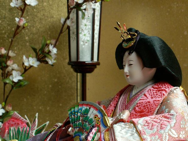 松寿工房の一味違う淡い色遣いの雛人形を遊び心満載にした創作宮廷飾り