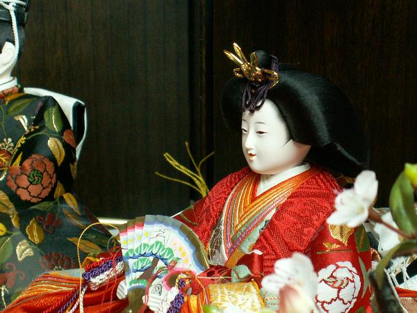 伝統を感じさせる衣装を着せ付けた松寿工房の雛人形親王飾り