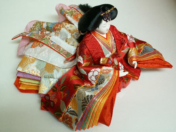 伝統を感じさせる衣装を着せ付けた松寿工房の雛人形親王飾り