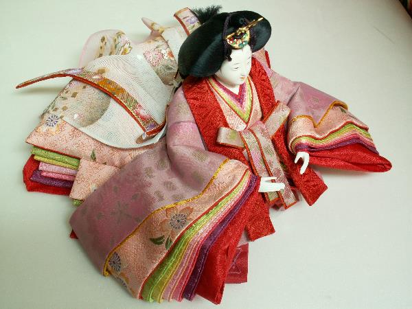 二重に着せ付けた上衣の美しい松寿工房の雛人形親王飾り