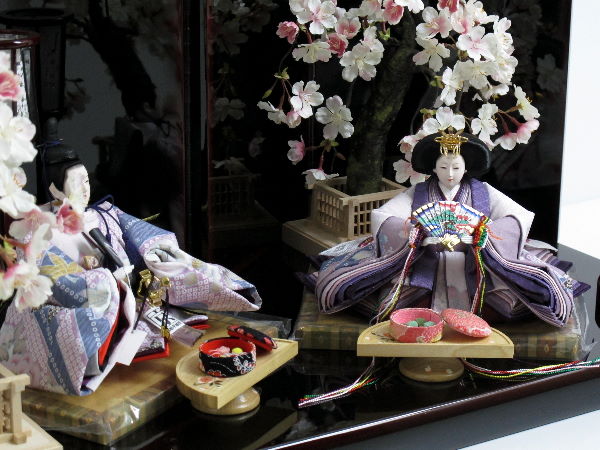 落ち着いた紫友禅の雛人形を人気のコーディネートで飾りました