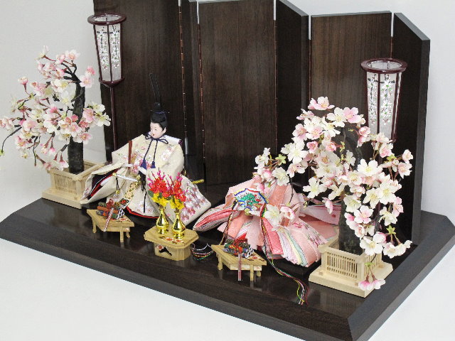 桜の刺繍がかわいいピンクの雛人形桜重ね親王飾り