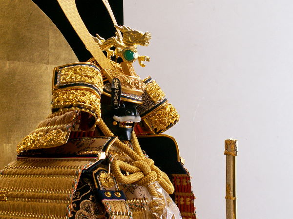 満月に照らされる金色の伝統美、純金箔押し白檀塗り大鎧