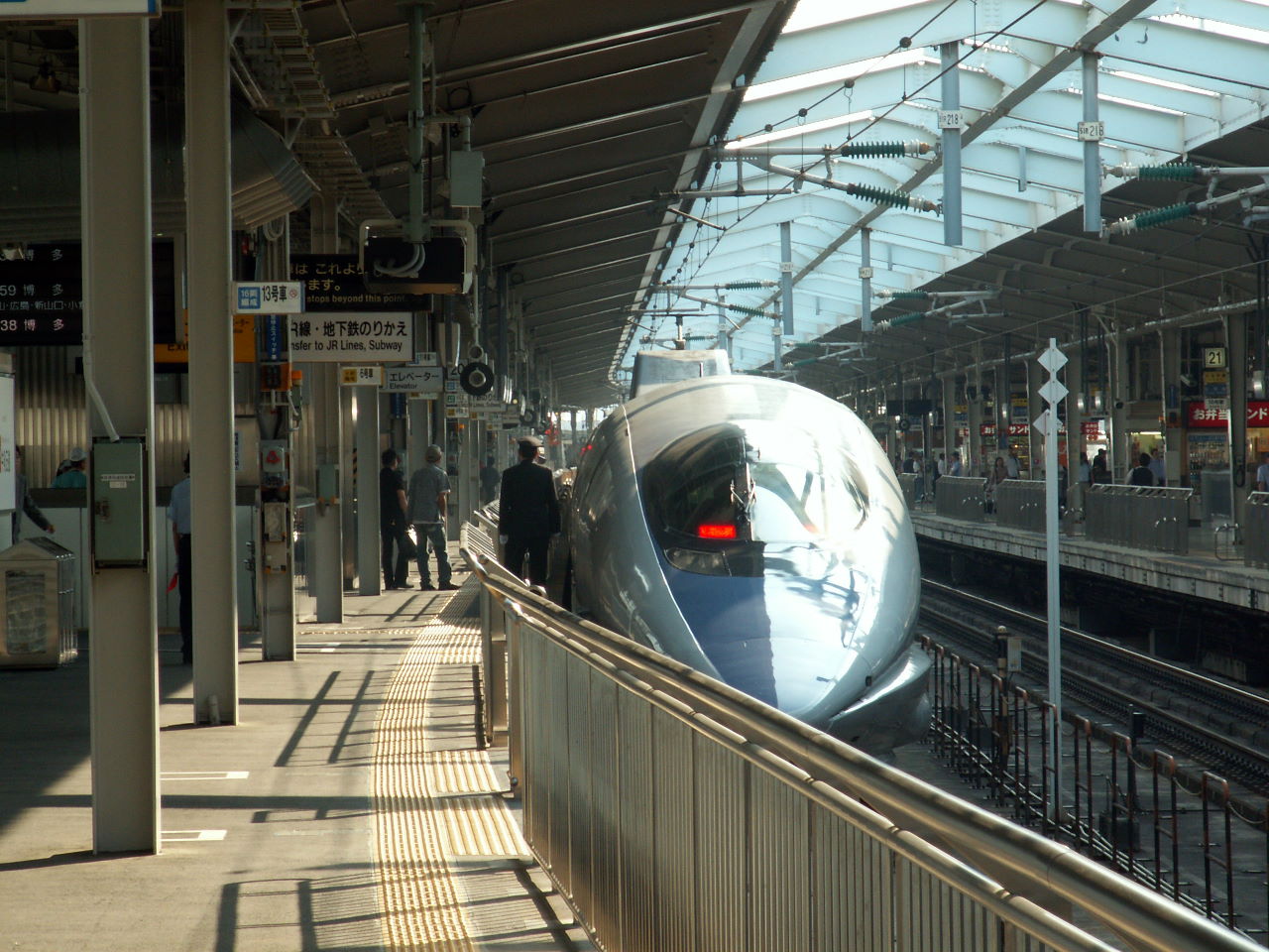 新幹線のぞみ、ひかりレールスター、新大阪駅にて