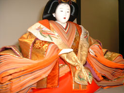 豪華な衣装を何枚も着せつけたお雛様です。