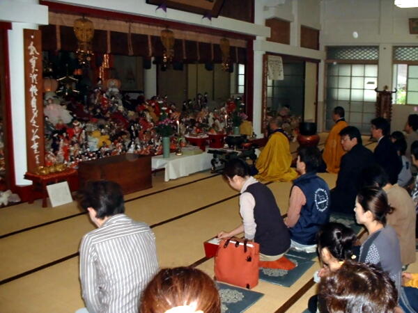 人形供養会の様子