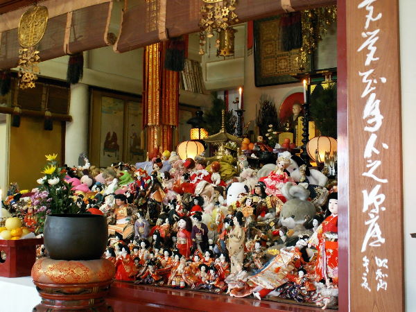 供養を終えた人形たち。日本人形が多く並ぶ