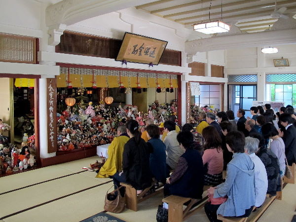 多聞院のお坊さん4人が読経をしているところ