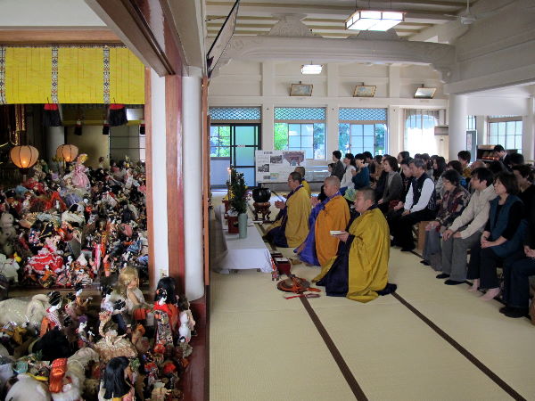 お人形供養会の読経の横からスナップ