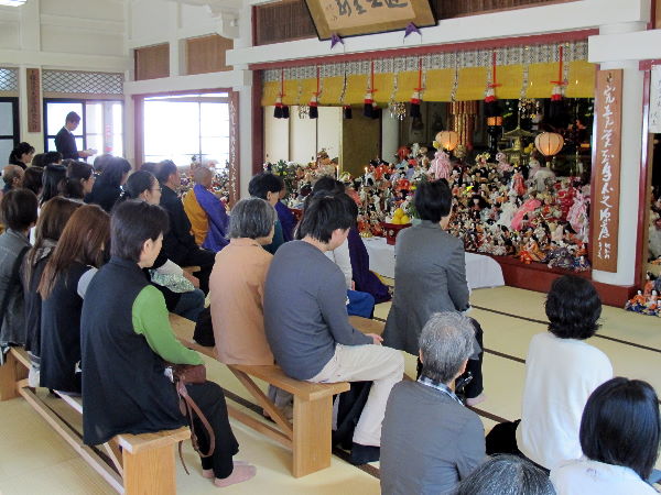 広島人形専門店会を代表してたむら人形さんから人形へのねぎらいの言葉