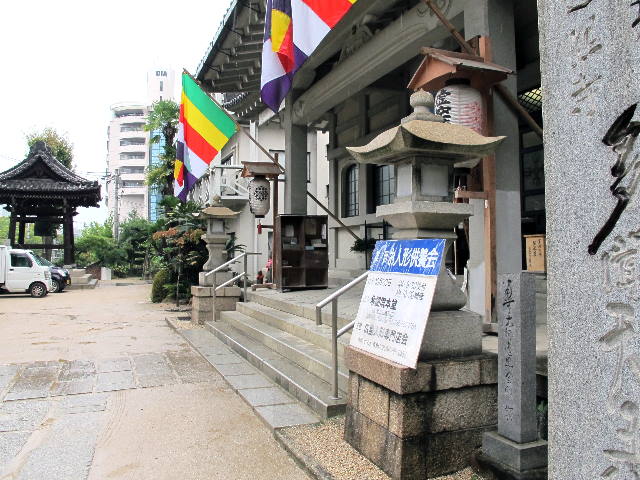 雨模様の多門院前にて