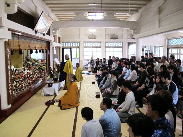 住職が読経しているところ