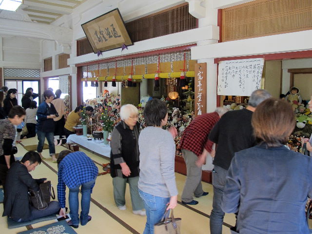 供養会が終わって人形と別れをする参列者