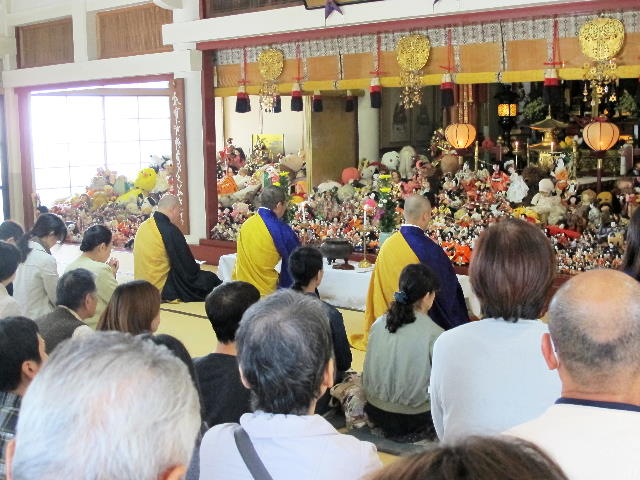 住職が読経している場面