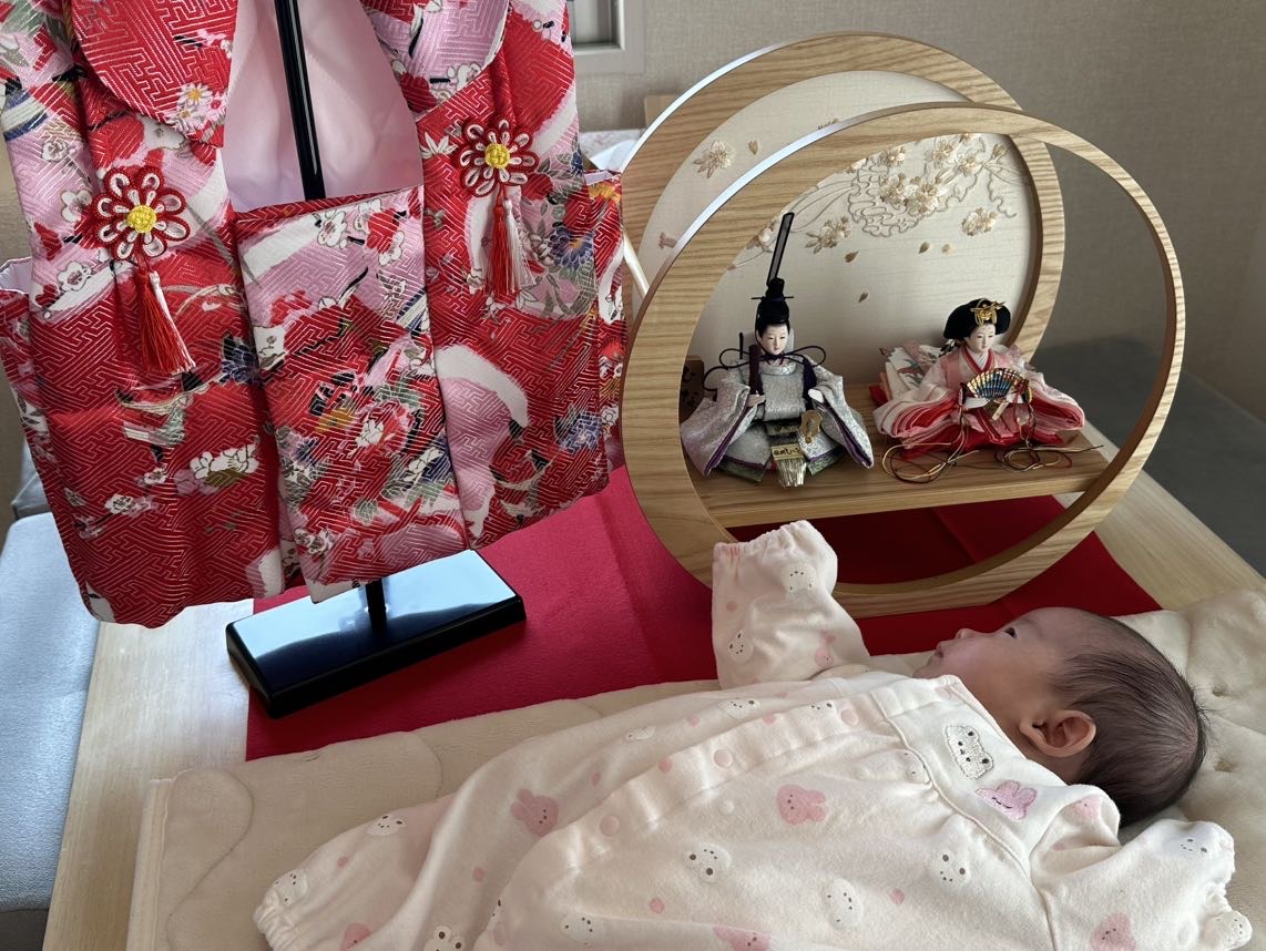 ポーちゃんさん宅の初節句記念写真で題は初節句